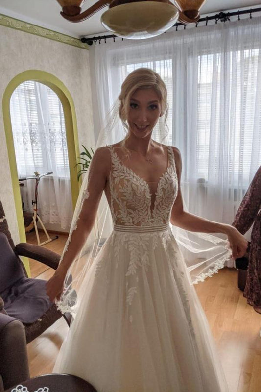 Schlichtes langes A-Linien-Brautkleid mit V-Ausschnitt und offenem Rücken aus Tüllspitze