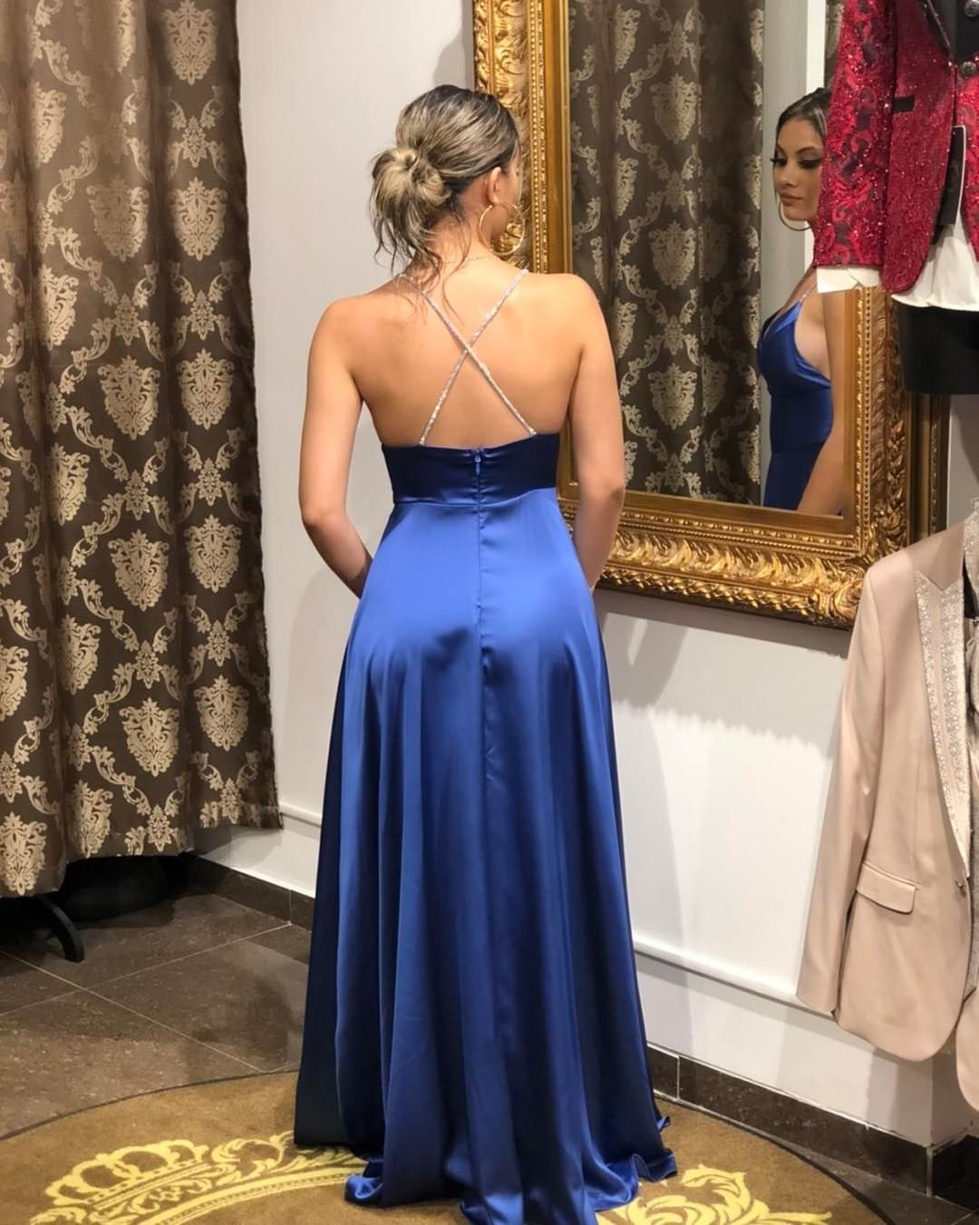 Schlichtes, langes, rückenfreies Ballkleid aus Satin in A-Linie mit V-Ausschnitt und Schlitz