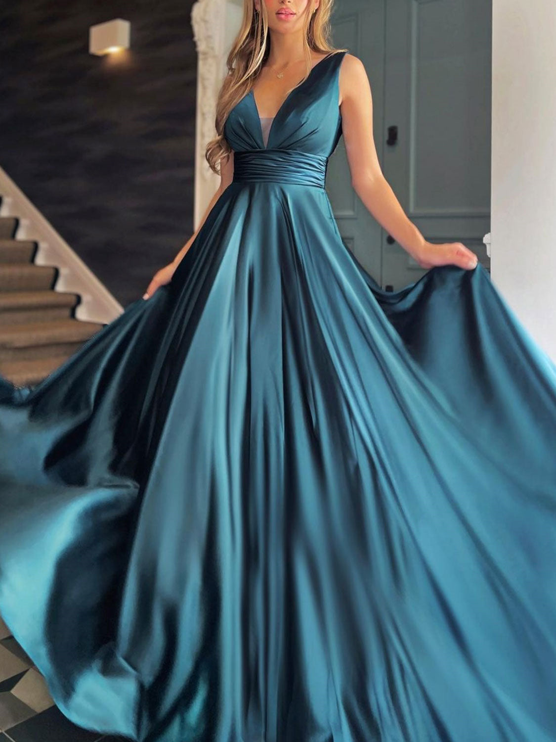 Schlichtes langes A-Linien-Ballkleid aus Satin mit V-Ausschnitt, weißes formelles Abschluss-Abendkleid mit Taschen