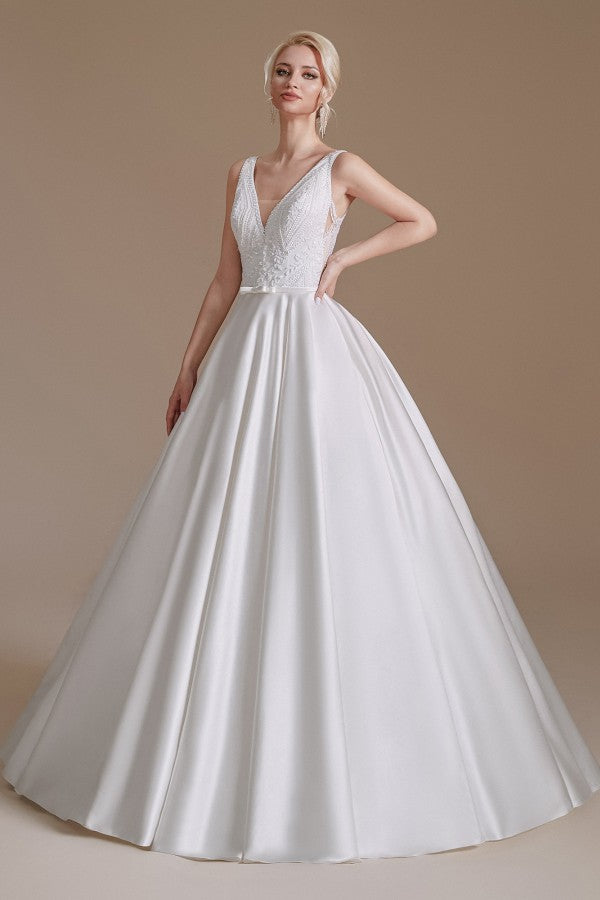Schlichtes langes A-Linien-Brautkleid aus Satin mit V-Ausschnitt und Spitzenapplikationen