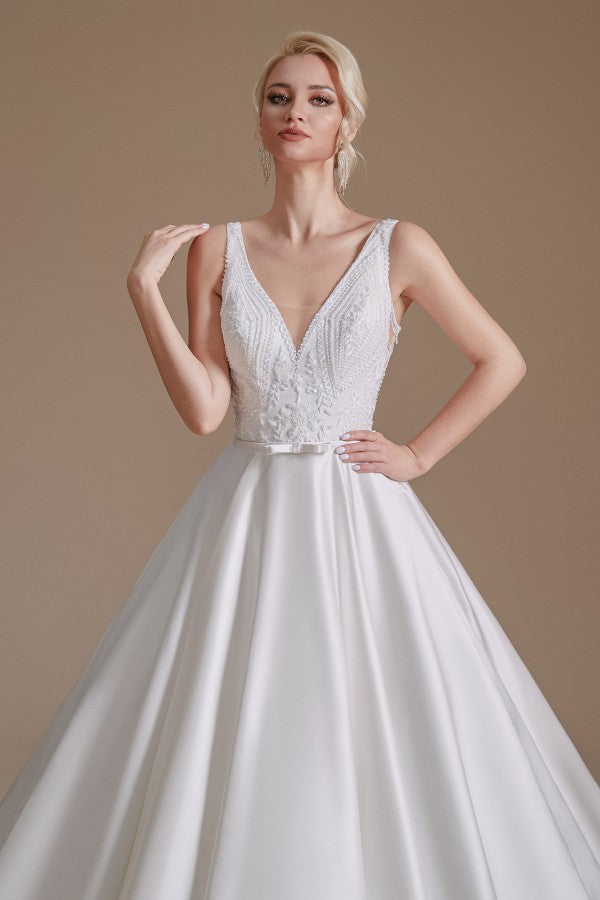 Schlichtes langes A-Linien-Brautkleid aus Satin mit V-Ausschnitt und Spitzenapplikationen