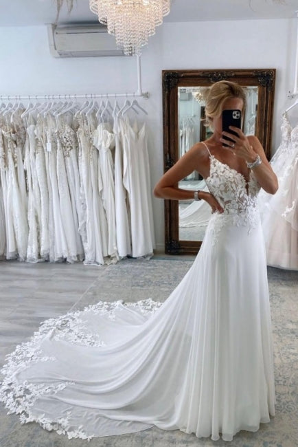 Einfaches langes A-Linien-Brautkleid mit V-Ausschnitt und Spaghettiträgern und Spitze