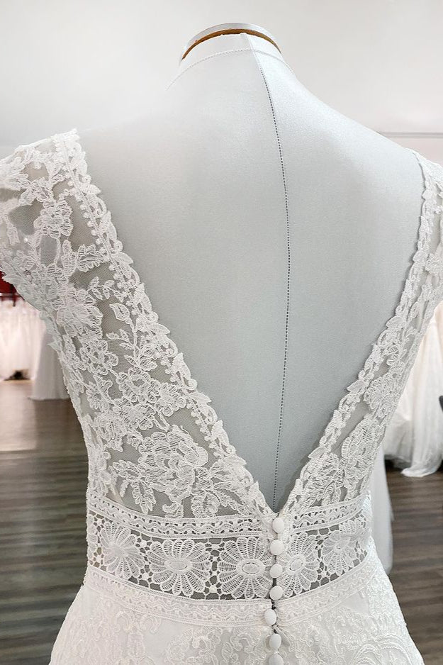 Schlichtes langes A-Linien-Brautkleid mit V-Ausschnitt und Tüllapplikationen