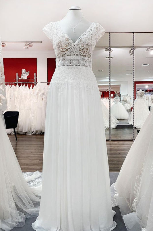 Schlichtes langes A-Linien-Brautkleid mit V-Ausschnitt und Tüllapplikationen