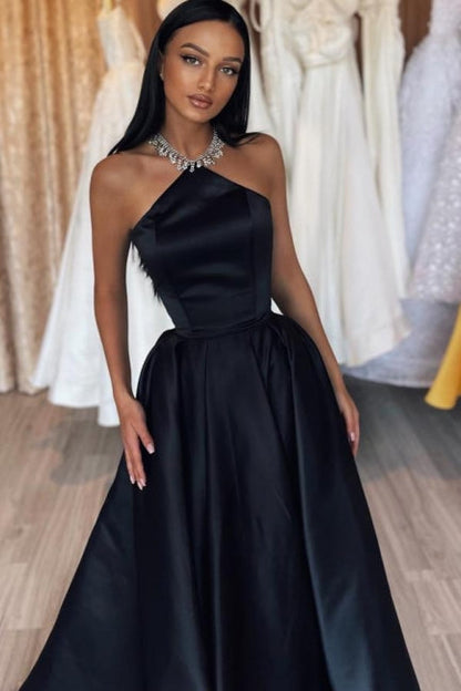 Schlichtes langes schwarzes A-Linie Neckholder Satin ärmelloses Ballkleid