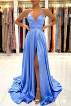 Vestido de noche sencillo de satén azul largo con escote en V y tirantes finos con abertura