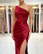 Schlichtes langes Burgunderrotes One-Shoulder-Satin-Meerjungfrau-Abendkleid mit Schlitz