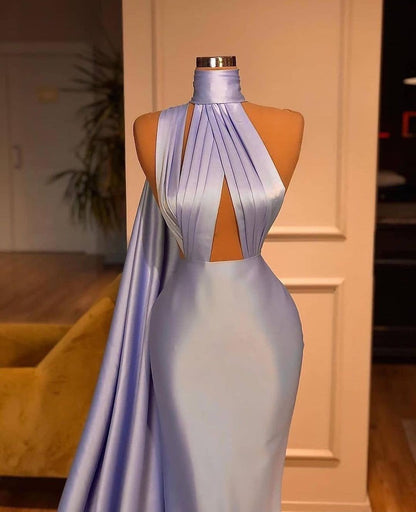 Einfaches langes Neckholder-Meerjungfrauen-Ballkleid aus Satin mit Rüschen