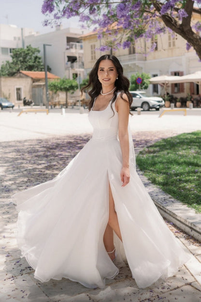 Schlichtes, langes, ärmelloses A-Linien-Brautkleid aus Tüll in Elfenbein mit Schlitz