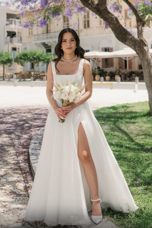 Schlichtes, langes, ärmelloses A-Linien-Brautkleid aus Tüll in Elfenbein mit Schlitz