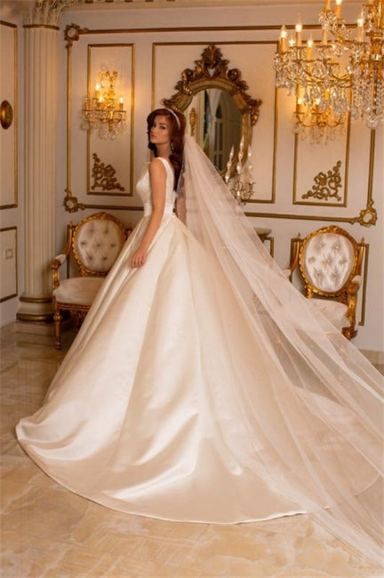 Einfaches langes elfenbeinfarbenes A-Linien-Brautkleid mit V-Ausschnitt und ärmellosem Satin und Schleppe