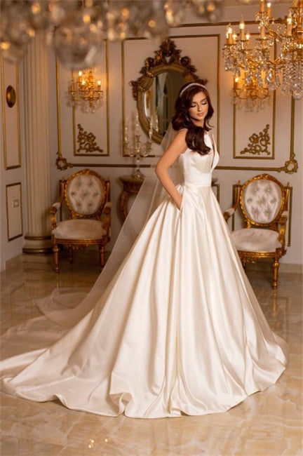 Einfaches langes elfenbeinfarbenes A-Linien-Brautkleid mit V-Ausschnitt und ärmellosem Satin und Schleppe