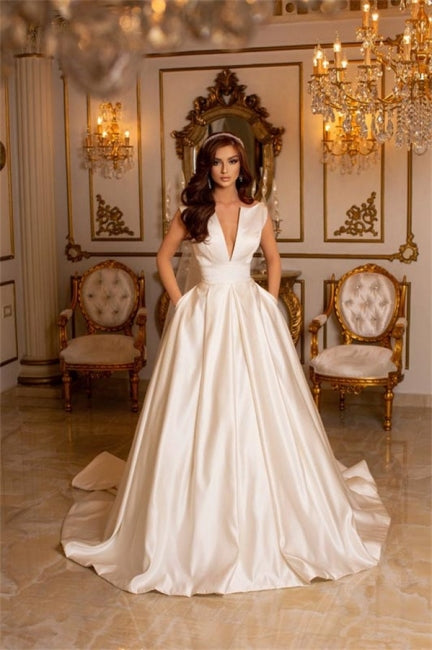 Einfaches langes elfenbeinfarbenes A-Linien-Brautkleid mit V-Ausschnitt und ärmellosem Satin und Schleppe