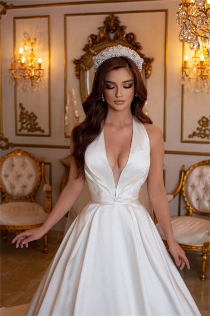 Einfaches langes elfenbeinfarbenes A-Linien-Brautkleid mit V-Ausschnitt und ärmellosem Satin