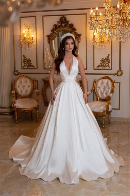 Einfaches langes elfenbeinfarbenes A-Linien-Brautkleid mit V-Ausschnitt und ärmellosem Satin