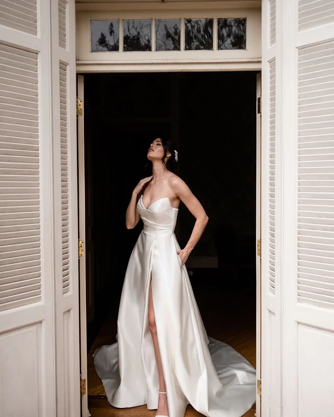 Schlichtes langes elfenbeinfarbenes ärmelloses A-Linien-Brautkleid mit V-Ausschnitt und Schlitz