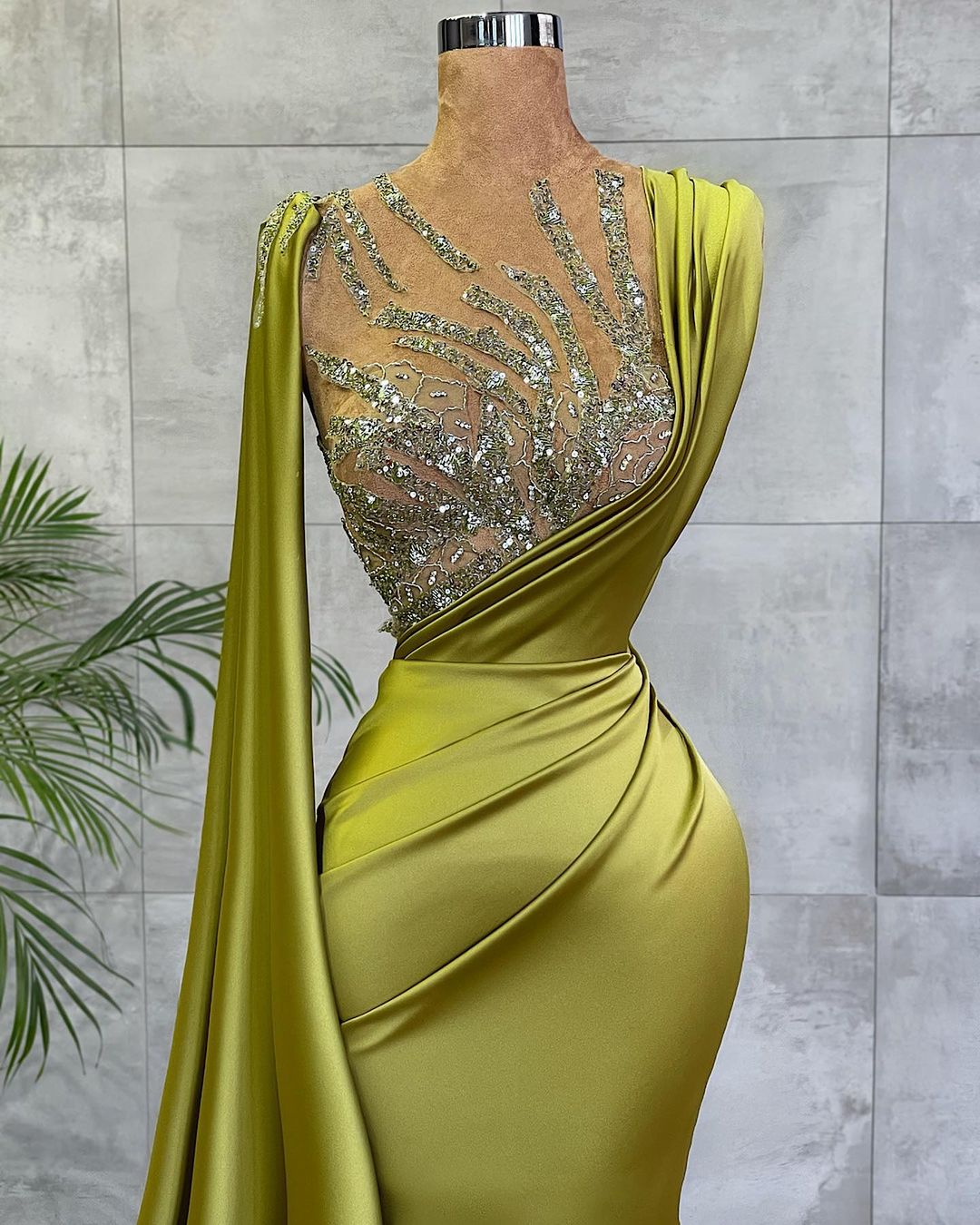 Schlichtes langes Meerjungfrau-Ballkleid aus Satin mit Schmucksteinen