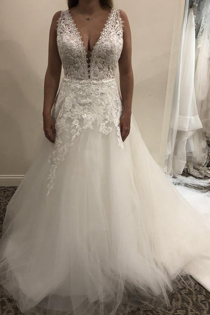 Schlichtes langes rückenfreies Brautkleid aus Spitzentüll mit V-Ausschnitt in A-Linie