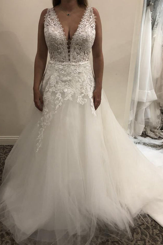 Schlichtes langes rückenfreies Brautkleid aus Spitzentüll mit V-Ausschnitt in A-Linie