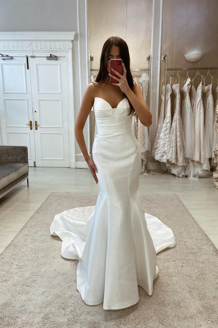 Schlichtes langes Meerjungfrau-Brautkleid aus Satin mit ärmelloser Schleppe