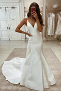 Vestido de novia sencillo de sirena, largo, de satén, con escote en V y tirantes finos