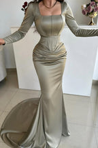 Schlichtes langes Meerjungfrau-Ballkleid aus Satin mit quadratischem Ausschnitt und langen Ärmeln