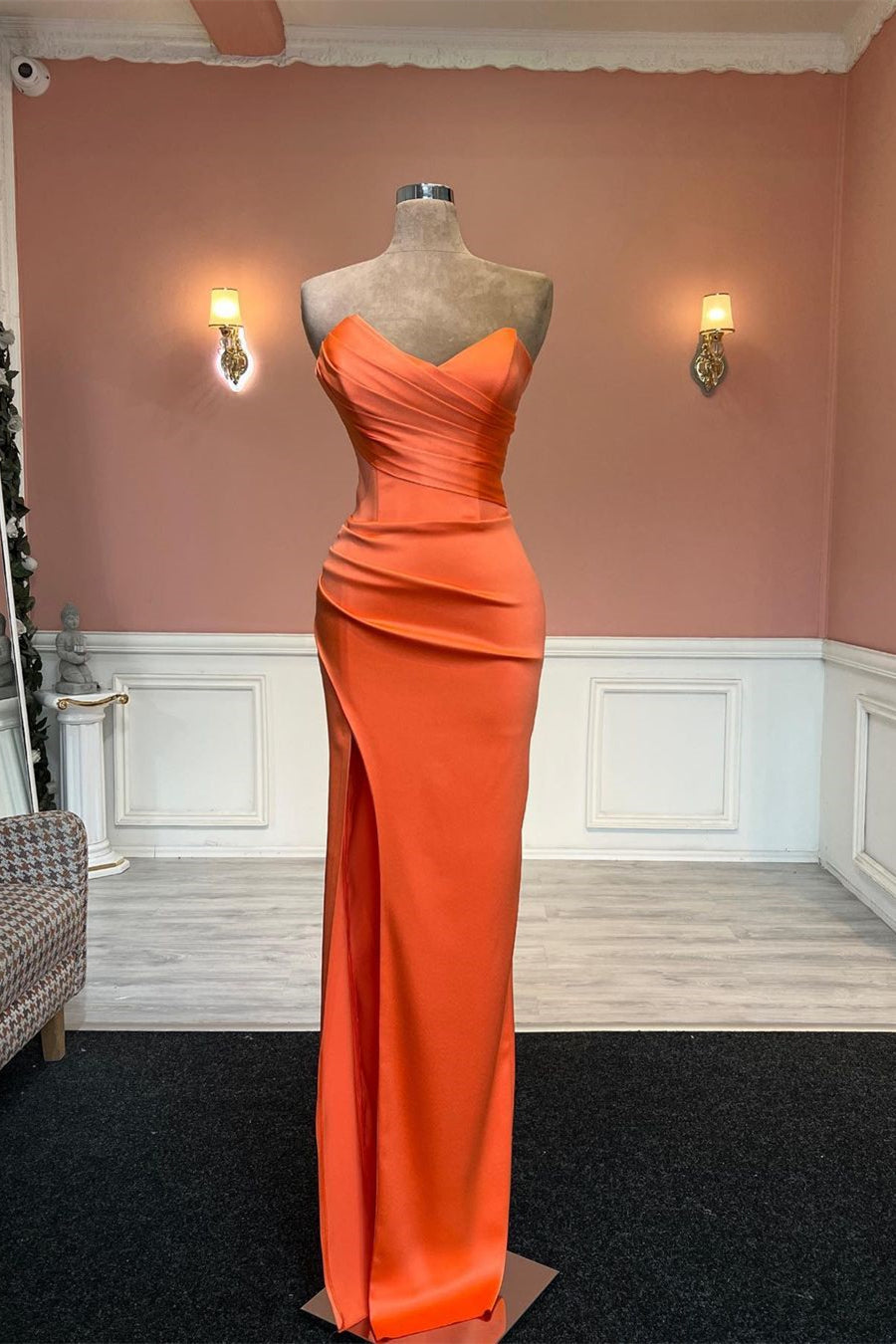 Schlichtes langes orangefarbenes trägerloses Satin-Ballkleid im Meerjungfrauenstil mit Schlitz