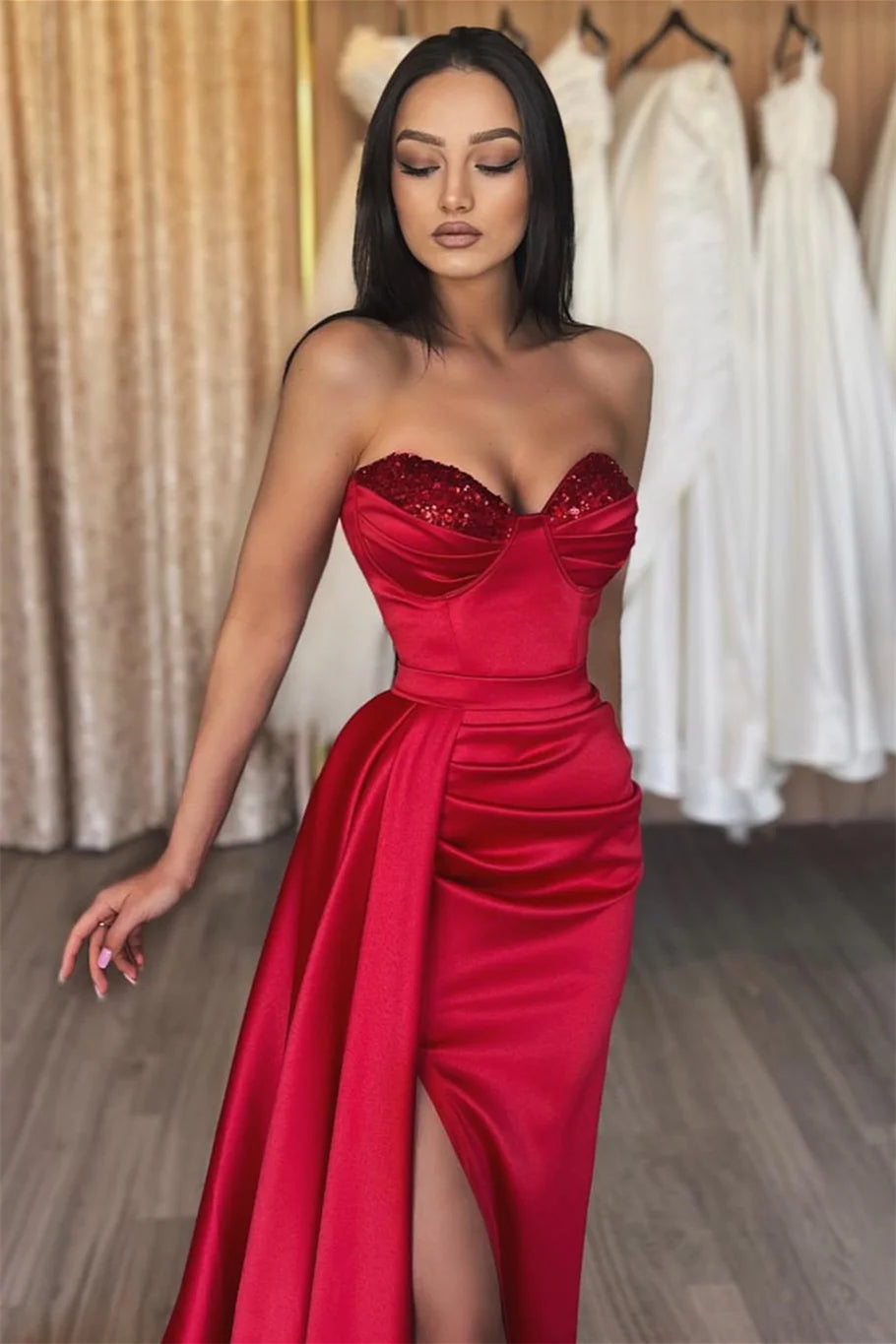 Schlichtes langes rotes Ballkleid mit Pailletten und Herzausschnitt und Schlitz