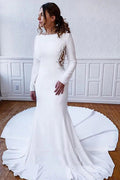 Schlichtes langes Etui-Brautkleid aus Satin mit Illusionsspitze am Rücken und Ärmeln