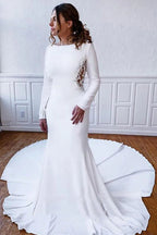 Schlichtes langes Etui-Brautkleid aus Satin mit Illusionsspitze am Rücken und Ärmeln