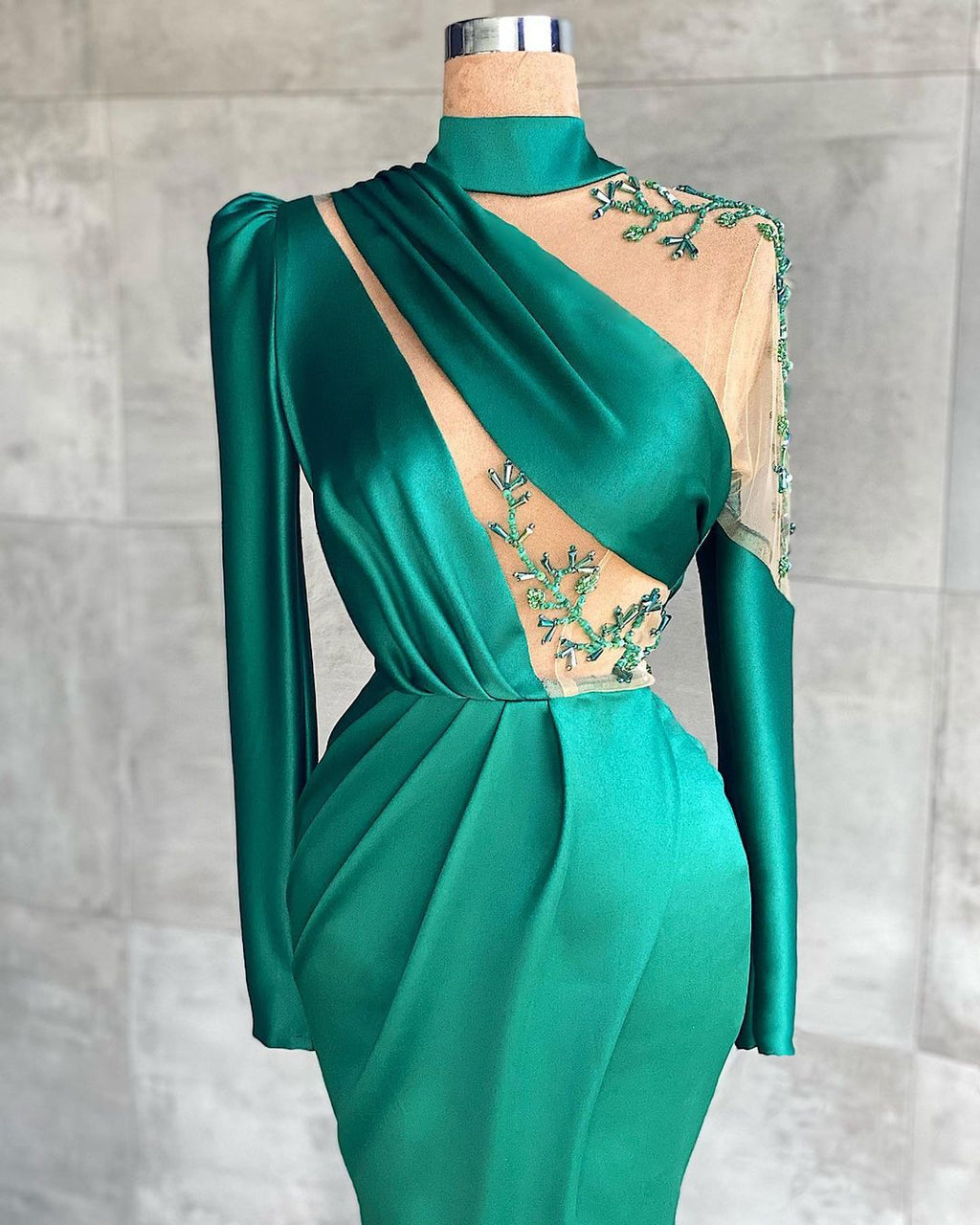 Schlichtes langärmliges, hochgeschlossenes Meerjungfrau-Ballkleid mit Schlitz