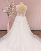 Vestido de novia sencillo, largo, con escote en V, corte A, espalda descubierta y apliques de encaje