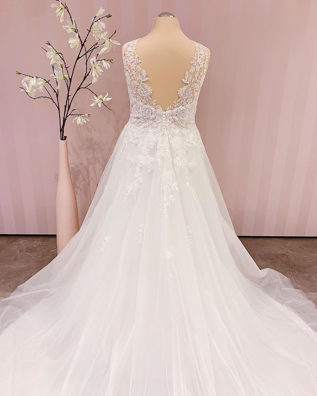 Schlichtes langes rückenfreies A-Linien-Brautkleid mit V-Ausschnitt und Spitzenapplikationen