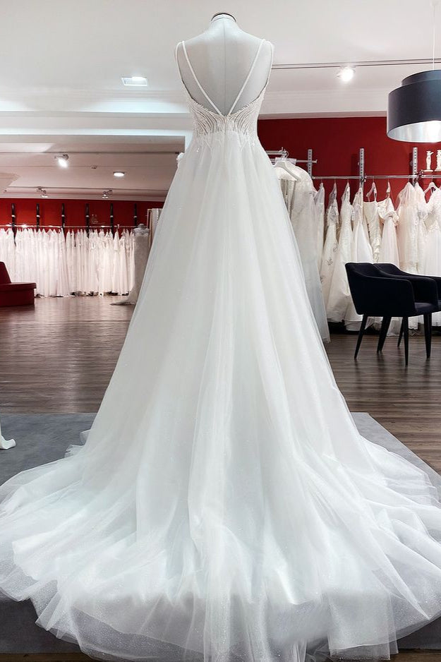 Vestido de novia sencillo de tul con escote en V largo, lentejuelas, volantes y espalda descubierta.