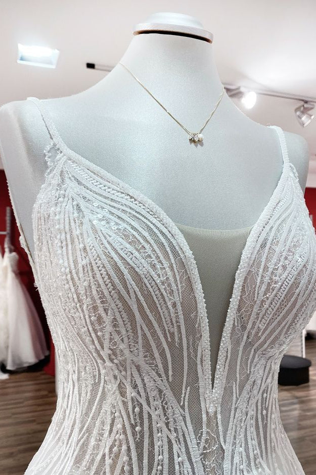 Vestido de novia sencillo de tul con escote en V largo, lentejuelas, volantes y espalda descubierta.