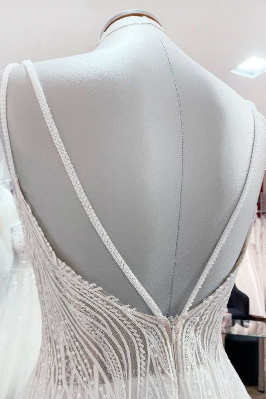 Vestido de novia sencillo de tul con escote en V largo, lentejuelas, volantes y espalda descubierta.