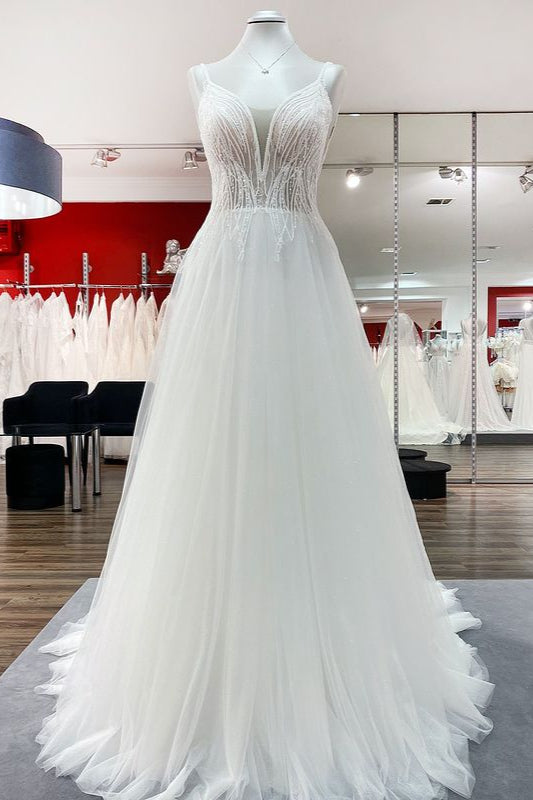 Vestido de novia sencillo de tul con escote en V largo, lentejuelas, volantes y espalda descubierta.