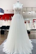 Vestido de novia sencillo de tul con escote en V largo, lentejuelas, volantes y espalda descubierta.