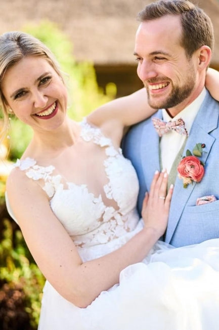 Schlichtes langes weißes A-Linien-Brautkleid mit V-Ausschnitt, ärmellos, Tüllspitze und Schlitz