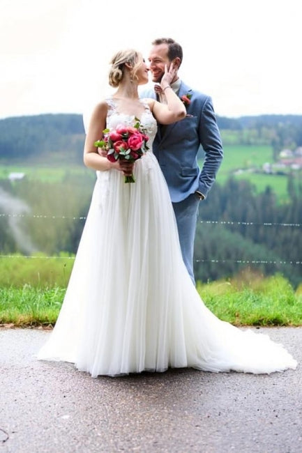 Schlichtes langes weißes A-Linien-Brautkleid mit V-Ausschnitt, ärmellos, Tüllspitze und Schlitz