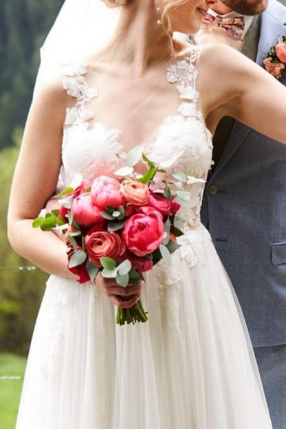 Schlichtes langes weißes A-Linien-Brautkleid mit V-Ausschnitt, ärmellos, Tüllspitze und Schlitz