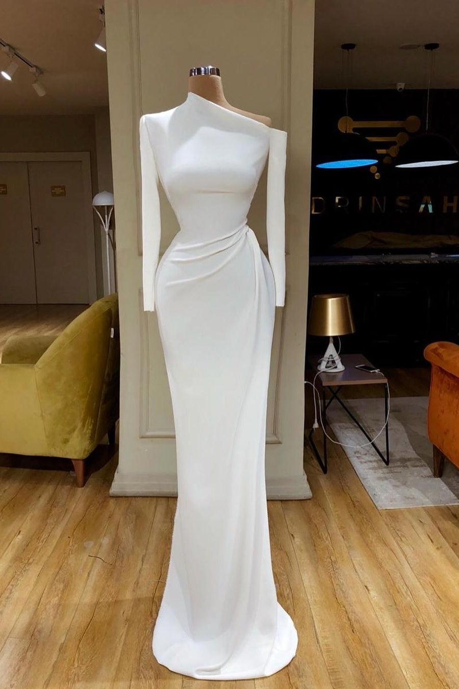 Schlichtes langes weißes Meerjungfrau-Brautkleid aus Satin mit langen Ärmeln