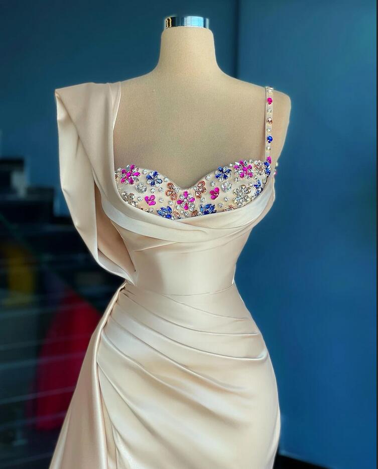 Vestido de fiesta largo de satén con cuentas y escote corazón de sirena sencillo