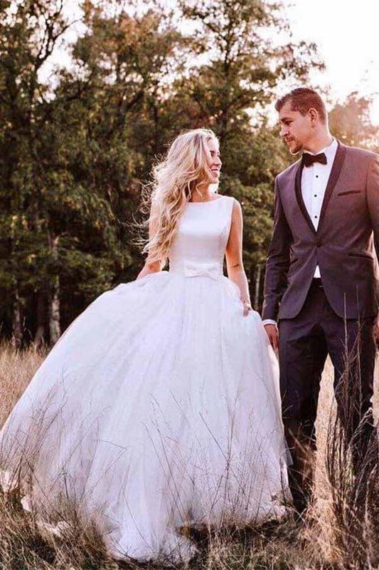 Vestido de novia sencillo y modesto de tul color marfil con espalda descubierta WD313