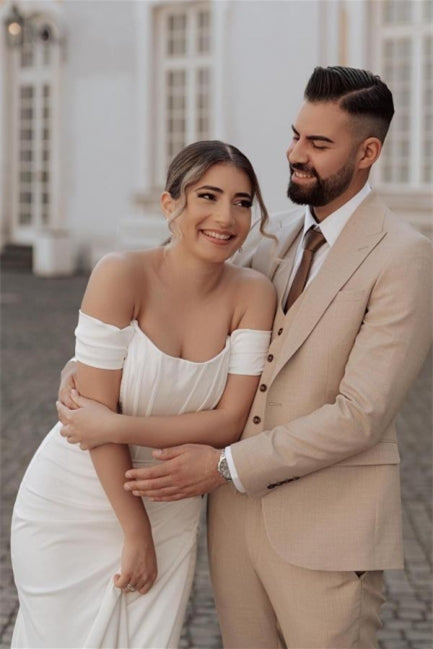 Vestidos de novia sencillos de sirena con hombros descubiertos y abertura