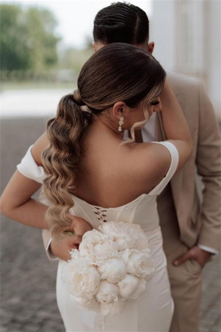 Vestidos de novia sencillos de sirena con hombros descubiertos y abertura