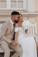 Vestidos de novia sencillos de sirena con hombros descubiertos y abertura