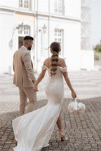 Vestidos de novia sencillos de sirena con hombros descubiertos y abertura