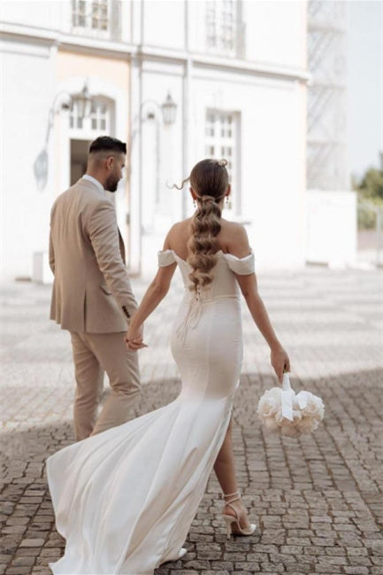 Vestidos de novia sencillos de sirena con hombros descubiertos y abertura