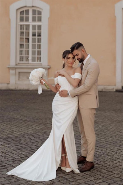 Vestidos de novia sencillos de sirena con hombros descubiertos y abertura